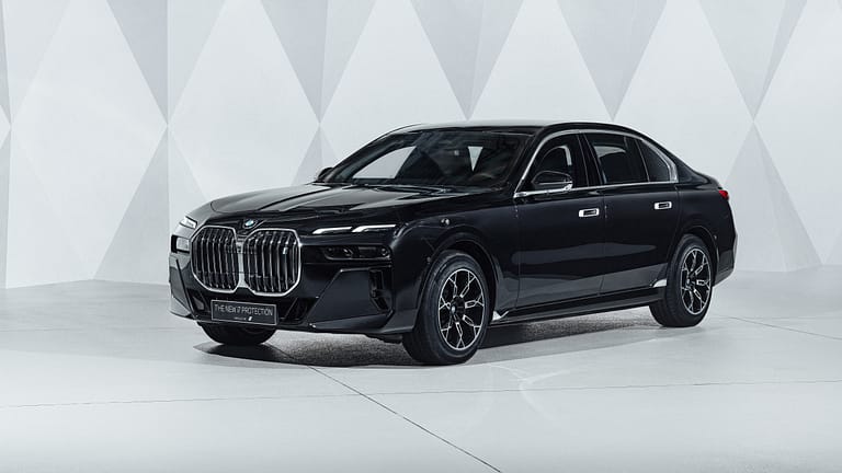 bmw_i7_xdrive60_protection_2023_8k-2560x1440